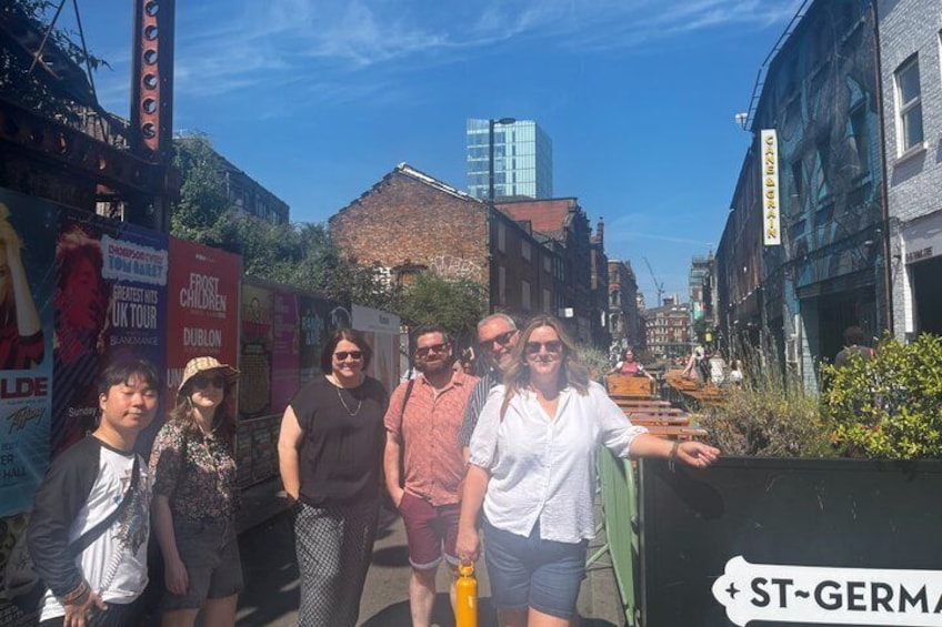 Un grupo de personas en una calle con edificios y un letrero que dice 'ST-GERMAIN'. 2