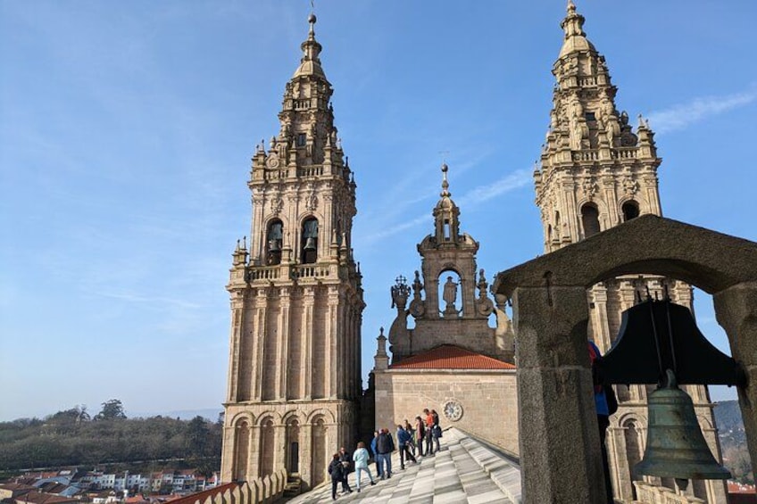 Una cattedrale storica con due imponenti campanili e una cupola centrale. 3