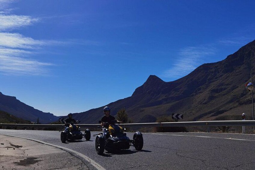 Due motociclisti su una strada con montagne sullo sfondo. 2