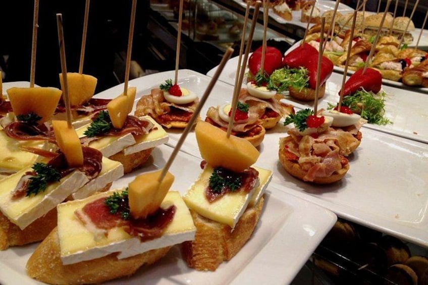Tapas tasting with drinks at Santiago Old Town 3