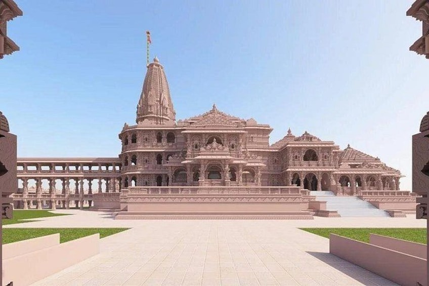 Un vaste temple richement décoré, doté d’une haute flèche, d’une grande cour et d’une série d’arcades. 1