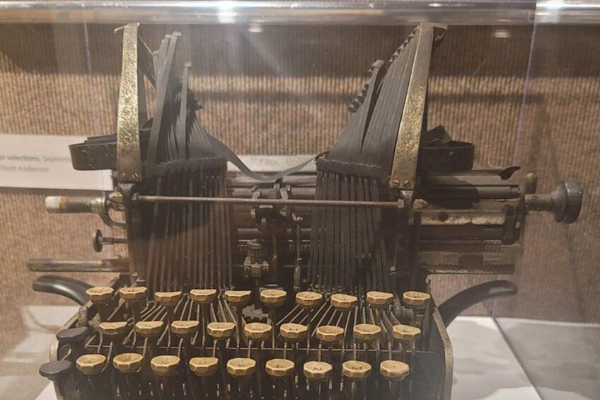 Une machine à écrire ancienne, avec ses touches et son chariot. 4