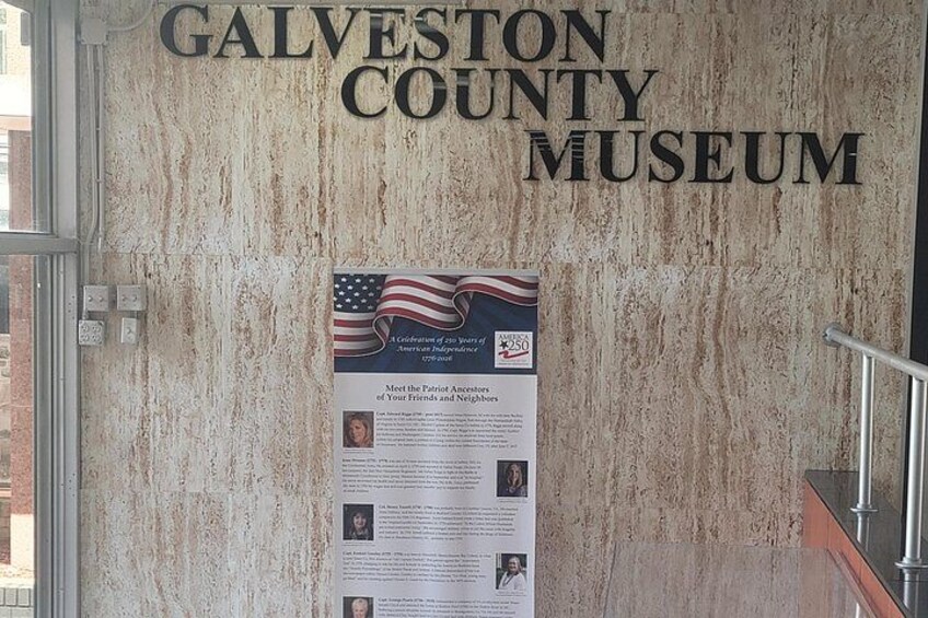 Panneau du musée du comté de Galveston, avec un drapeau américain et une plaque commémorative. 2