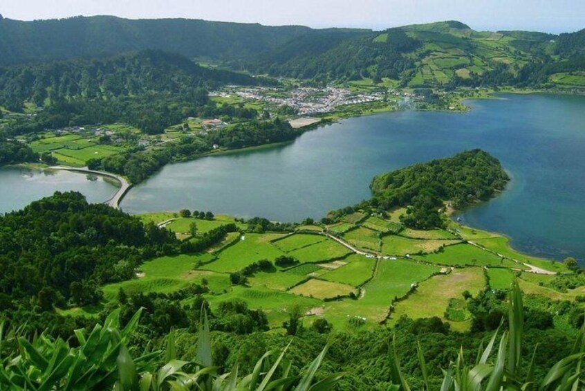 Ponta Delgada: Guided Tour to Sete Cidades Volcano Lakes 2