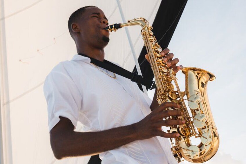Eine Person spielt Saxophon. 4