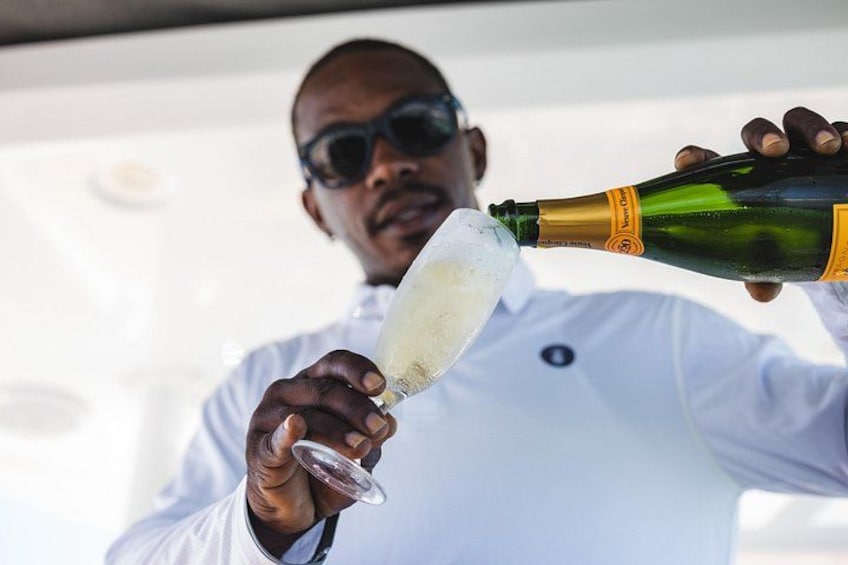 Una persona versa champagne in un bicchiere. 1