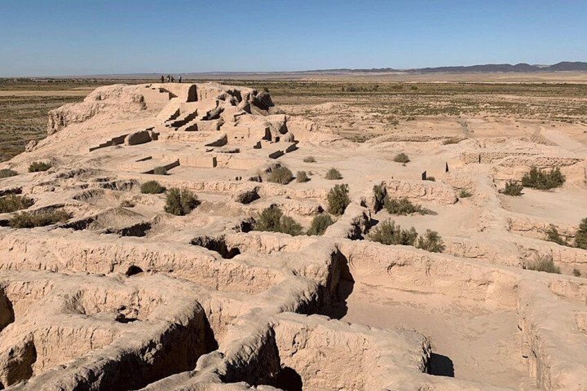 Un paysage désertique parsemé de ruines antiques et d’une végétation clairsemée. 1