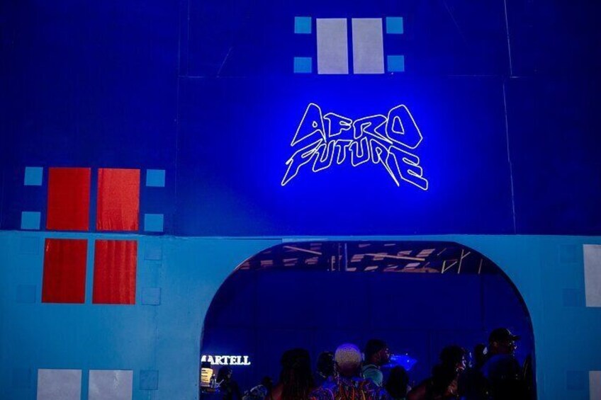 Un letrero de neón que dice "AFRO FUTURE" sobre un arco. 4
