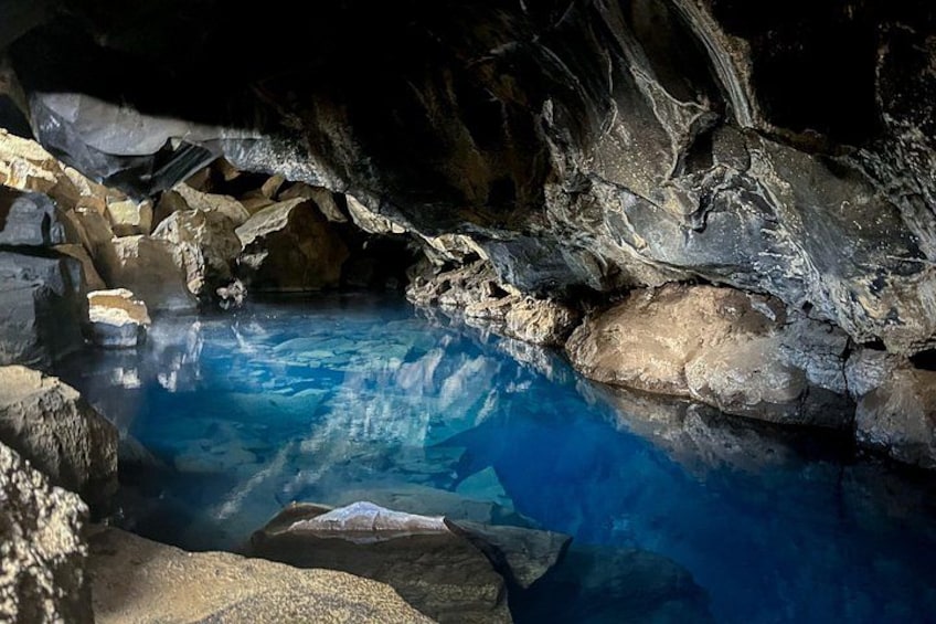 Grjótagjá cave
By Jowi Wasilewska 1