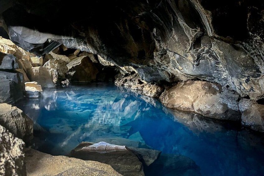 Grjótagjá cave
By Jowi Wasilewska 1
