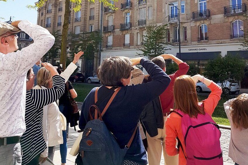 Un grupo de personas de pie mirando algo. 2