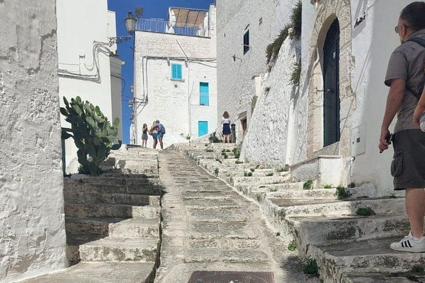 Discover the alleys of Ostuni, the white city 2