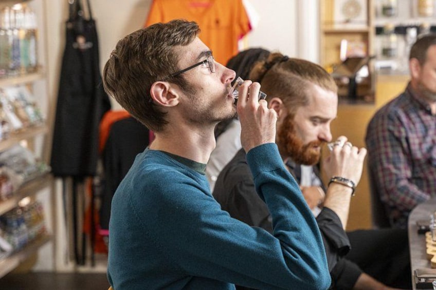 Une personne portant un pull turquoise dans un salon de coiffure. 5