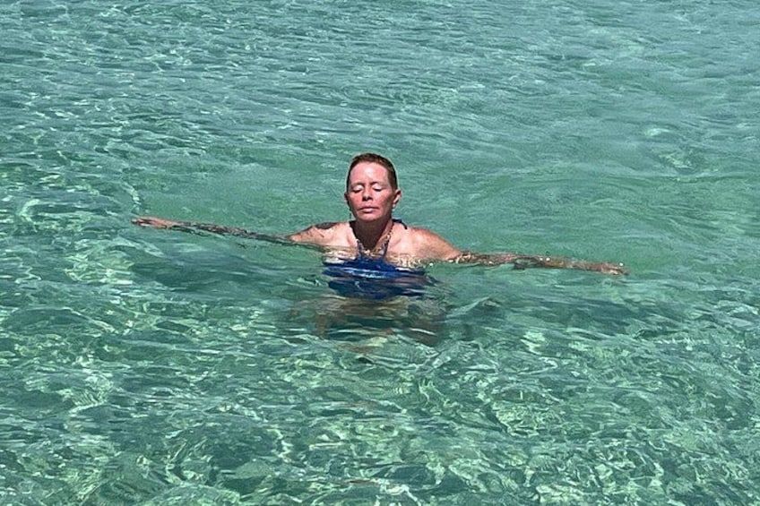 Une personne nage dans une eau d’un bleu cristallin. 4