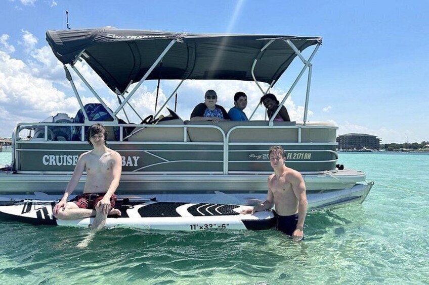 Een boot met passagiers, helder turquoise water en een verre kustlijn. 5