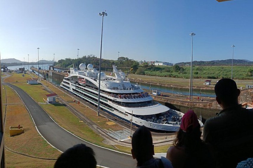 Panama Canal, cruise at Miraflores Locks 2