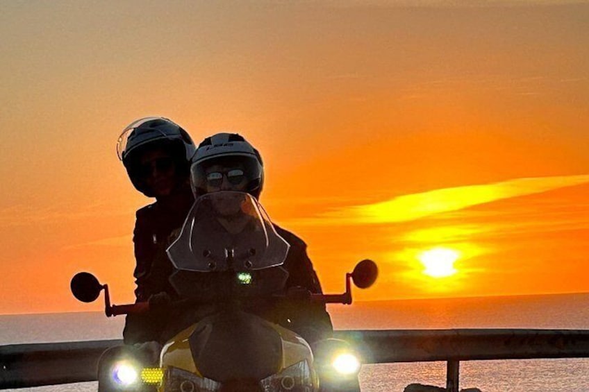 Dos personas en motocicleta al atardecer. 2