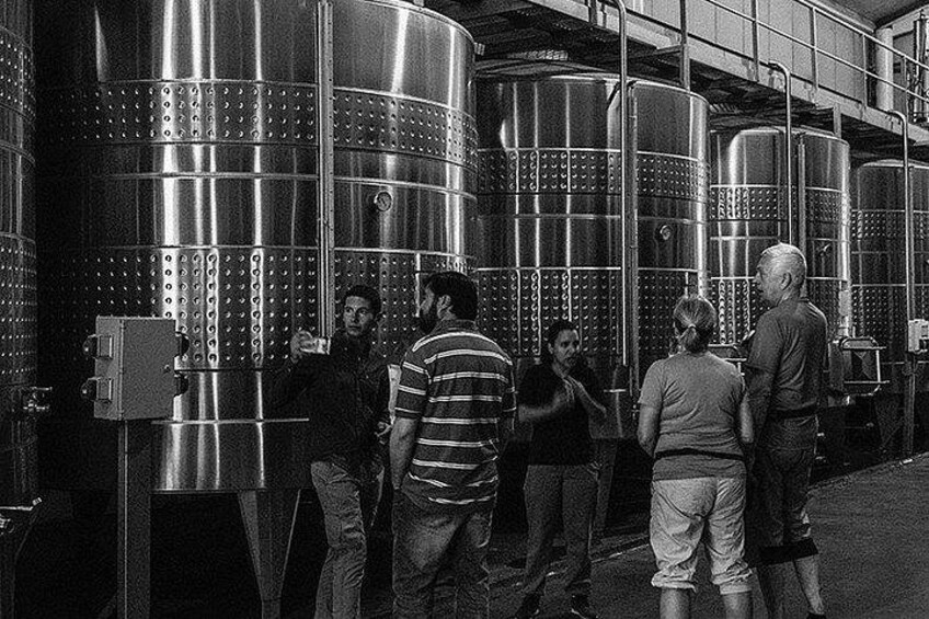 Grote roestvrijstalen gistvaten in een brouwerij. 4