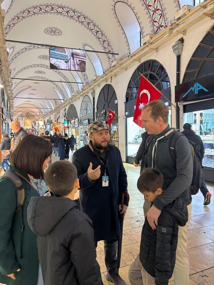 Ein überdachter Markt mit Bögen und einer türkischen Flagge. 3
