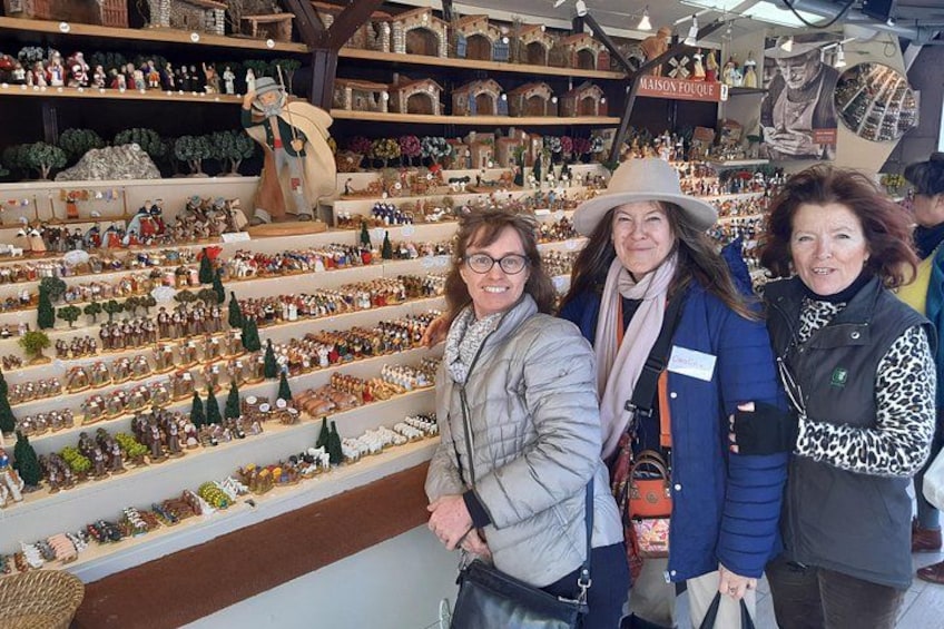 Un magasin avec des étagères remplies de figurines et une grande sculpture. 4
