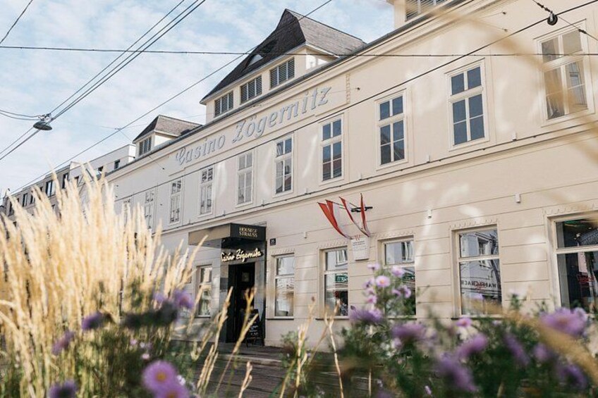 Un edificio con un letrero que dice 'Casino Logernitz'. 2