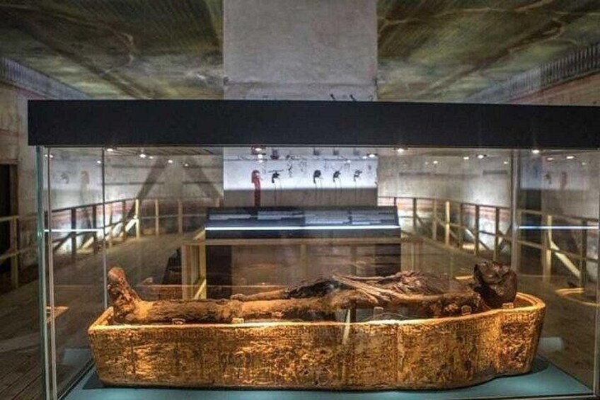 Un artefacto antiguo y grande expuesto en una vitrina dentro de un museo. 2
