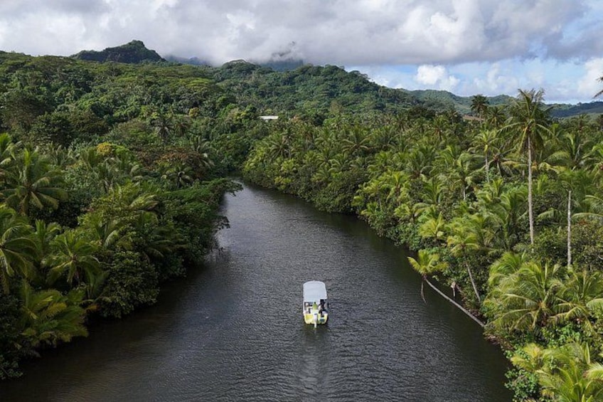 Peaceful sailing on the only navigable river in Polynesia, in the heart of lush vegetation. 5