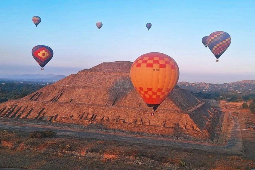 All-inclusive hot air balloon flight over Teotihuacan 1