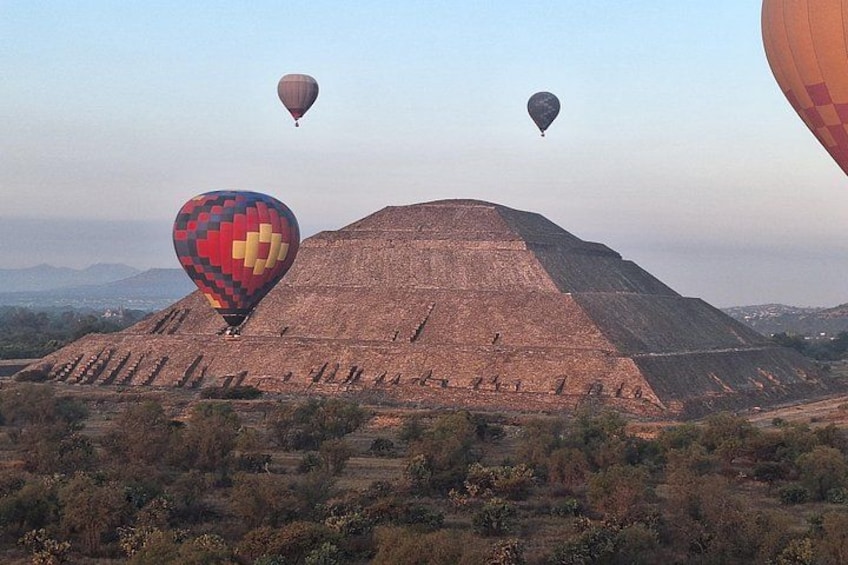 All-inclusive hot air balloon flight over Teotihuacan 3