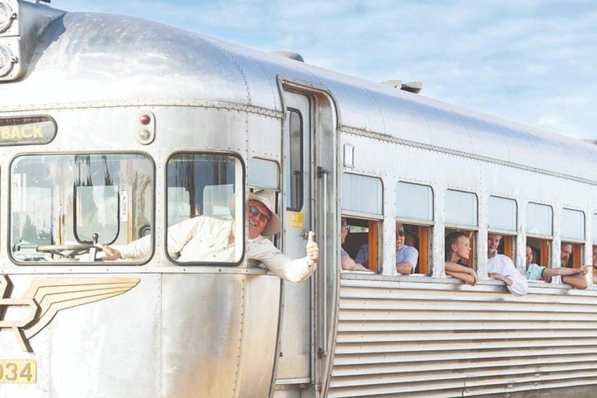 Un train d’époque avec des passagers assis à l’intérieur. 3