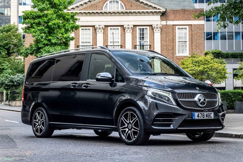 Musta Mercedes-Benz S-sarjan farmariauto on pysäköity kaupungin kadulle. 3