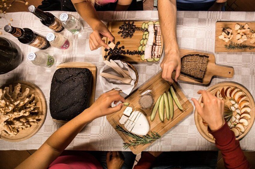 Una mesa con diversos alimentos, como pan, queso y embutidos. 1