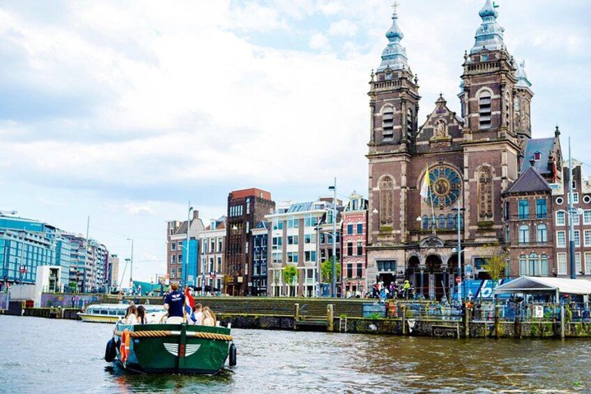 Amsterdam Canal Cruise with Local Guide and Small Group 2
