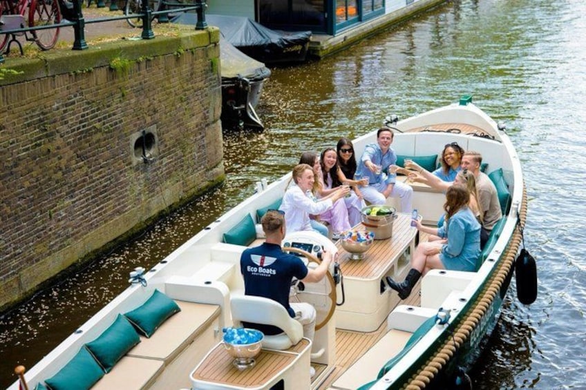 Amsterdam Canal Cruise with Local Guide and Small Group 2