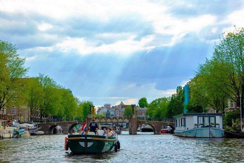 Amsterdam Canal Cruise with Local Guide and Small Group 2