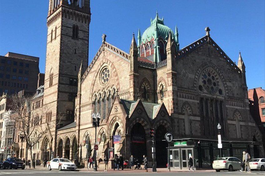 Una iglesia histórica con una torre destacada y una cúpula verde. 2