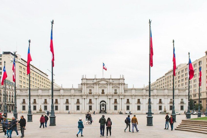 Un edificio histórico grande con varias banderas en la fachada. 4