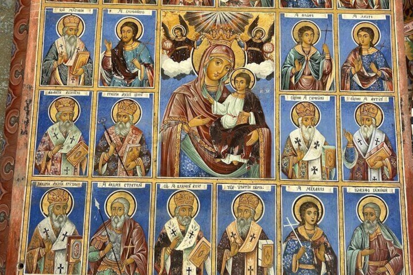 Un iconostasi religioso con diverse figure, ognuna con un'aureola e che regge simboli religiosi. 1