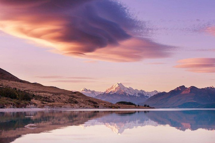 Una cordillera, un lago y un cielo al atardecer. 3