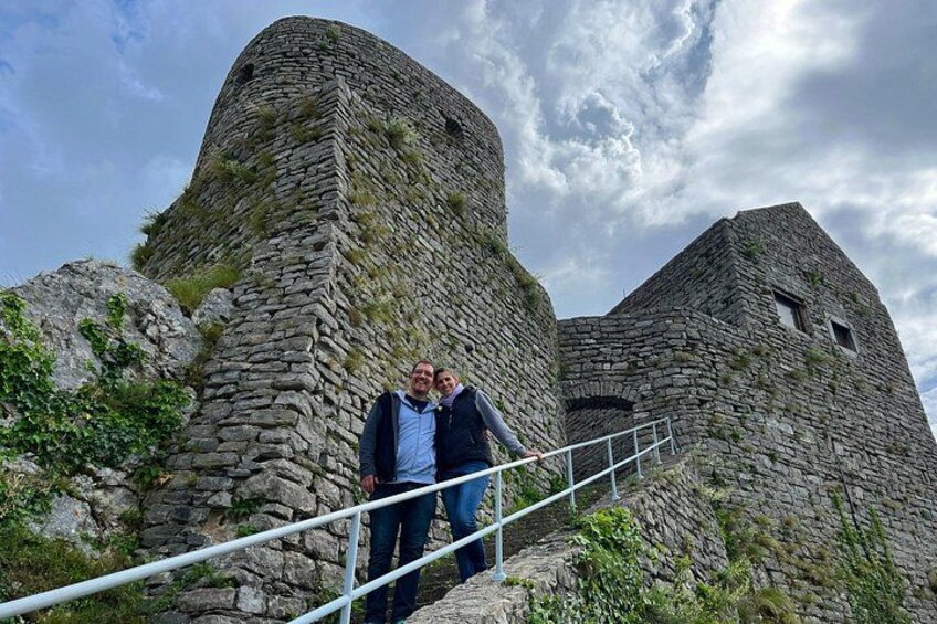 Ein Steinschloss mit einem runden Turm und einer Treppe, die dorthin führt. 4