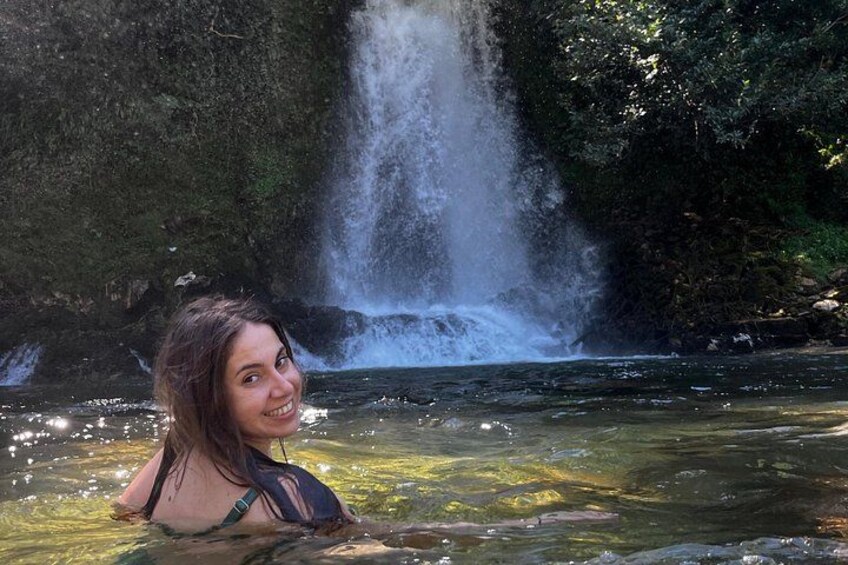 Ein Wasserfall, klares Wasser und eine Person im Badeanzug. 2