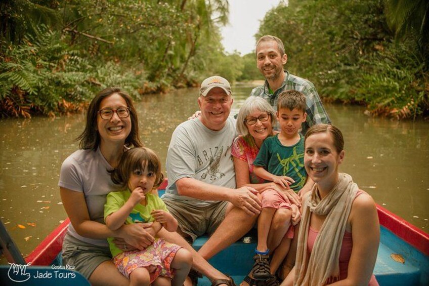 Une famille à bord d’un bateau, entourée d’une végétation luxuriante. 5