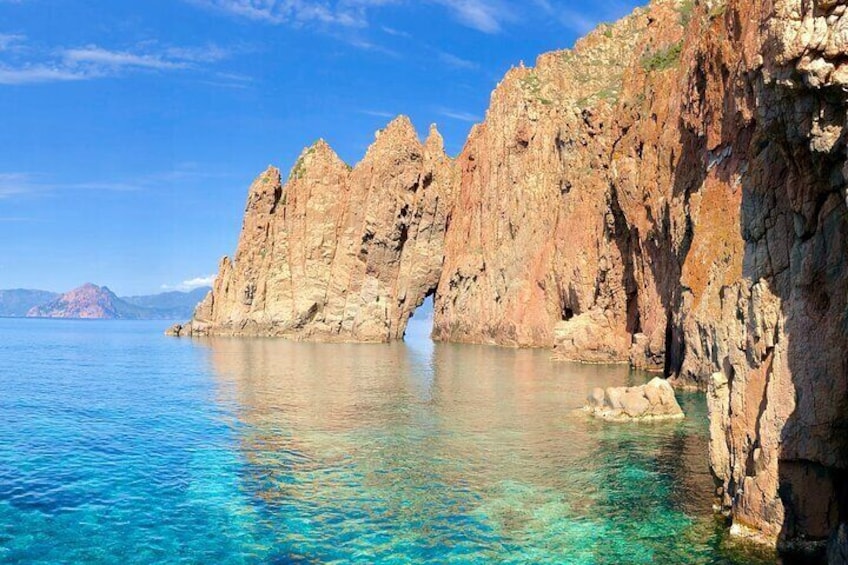 Un paisaje costero con aguas azul cristalino y acantilados rocosos. 1