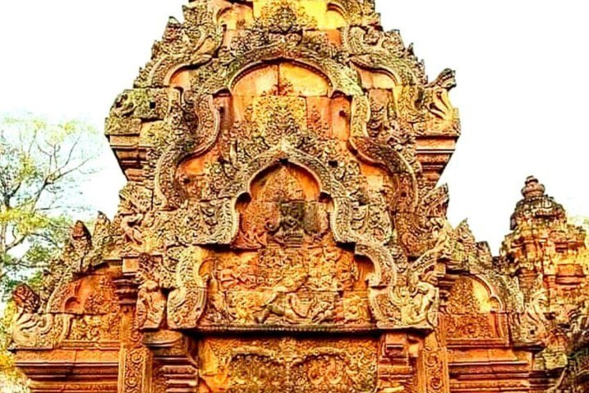 Un temple en pierre richement décoré, orné de sculptures complexes et abritant une statue centrale représentant une divinité. 2