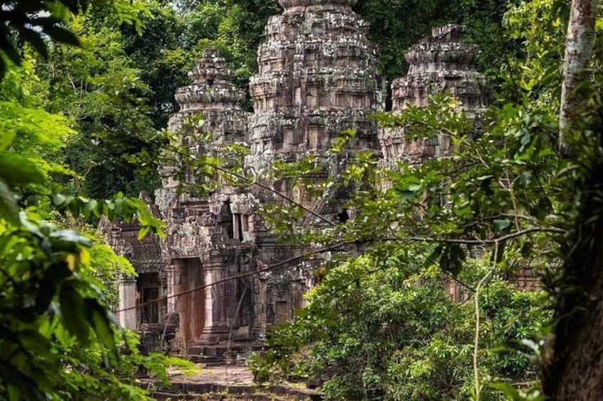 Un ensemble de temples entouré d’une forêt dense. 4