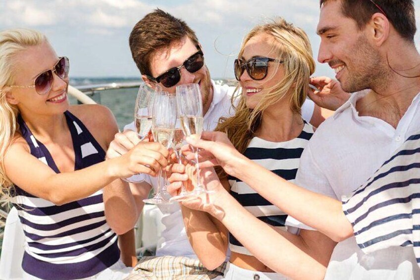 En grupp människor skålar med champagneglas på en båt. 2