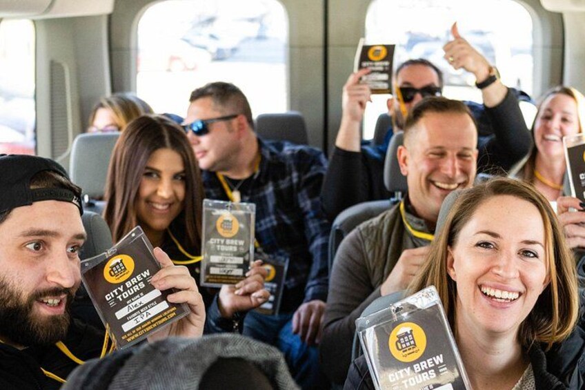 Menschen halten City Brew Tours Karten in der Hand. 1