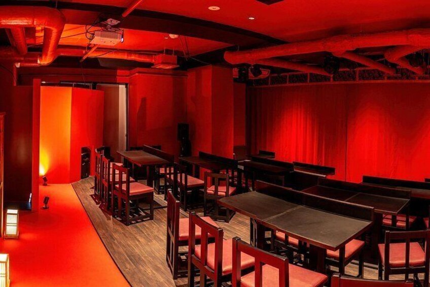 Please relax in the Japanese-style interior with red as a base color. 4