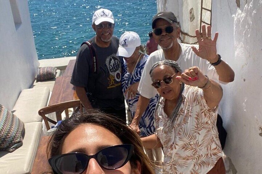 Un grupo de personas en un barco con vistas al océano. 5