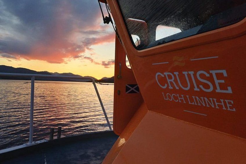Een boot met de tekst 'CRUISE LOCH LINNHE' op de zijkant. 1
